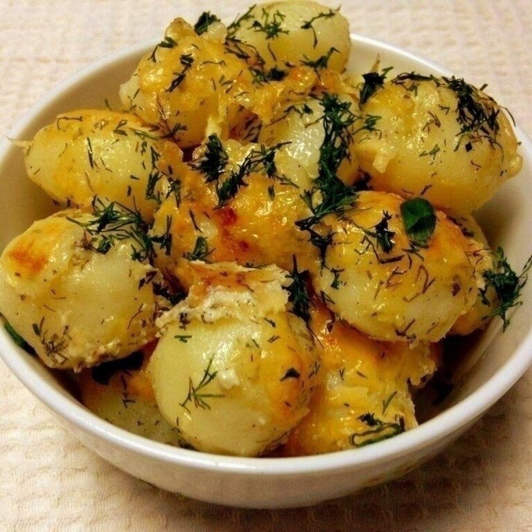 Картошечка в сырно-чесночной заливке в духовке. Готовлю хоть на ужин, хоть на пр...