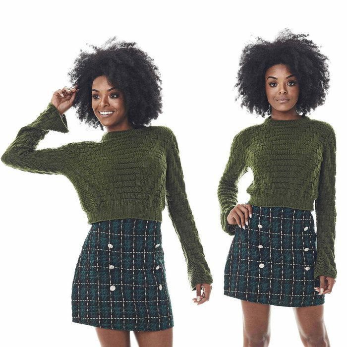 Укороченный свитер цвета хаки с рельефным теневым узором, имитирующим косы. Отли...