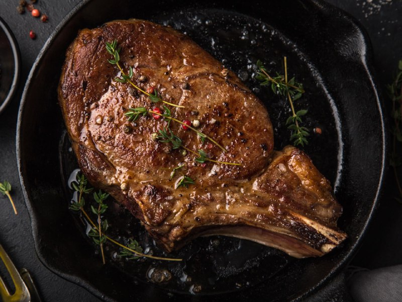 Жарьте мясо быстрее Чтобы ускорить процесс приготовления мяса на сковороде или ...