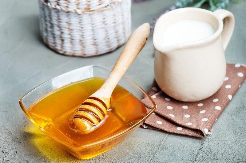 5 СПОСОБОВ ВЫЛЕЧИТЬ КАШЕЛЬ1. Горячее молоко. 2 варианта: пополам со щелочной мин…