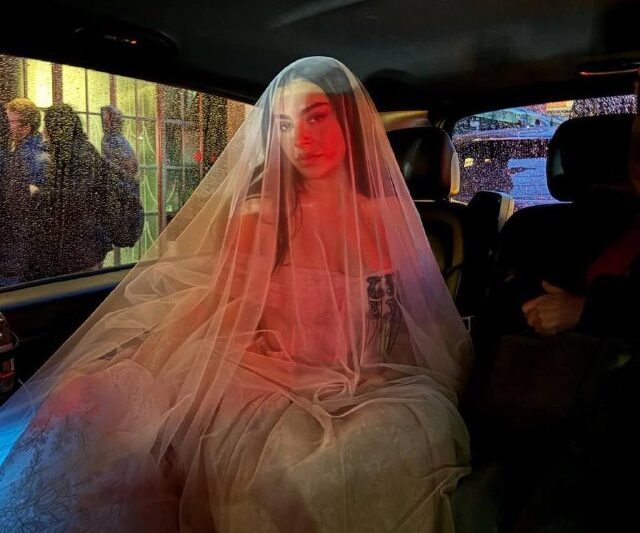 Charli XCX на премьере фильма «Грозовой перевал»….