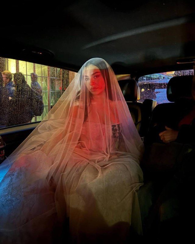 Charli XCX на премьере фильма «Грозовой перевал»....