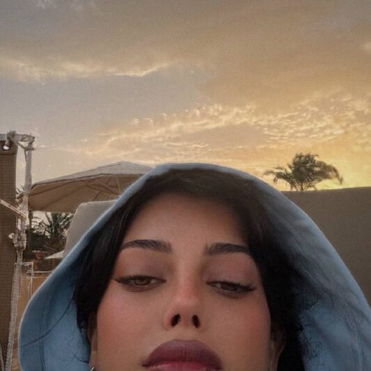 каждый вечер прихожу на это место, чтобы смотреть на море, и шум волн просто сво…