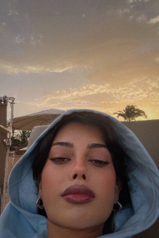 каждый вечер прихожу на это место, чтобы смотреть на море, и шум волн просто сво...