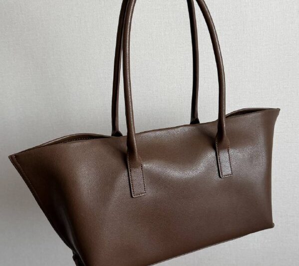 Кожаная сумкаВыбрала сумку в коже в цвете Coffee. На выбор представлены модели в…