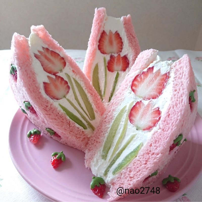 Красота торта может быть не только снаружи, но и внутри. Примером для этого служ...