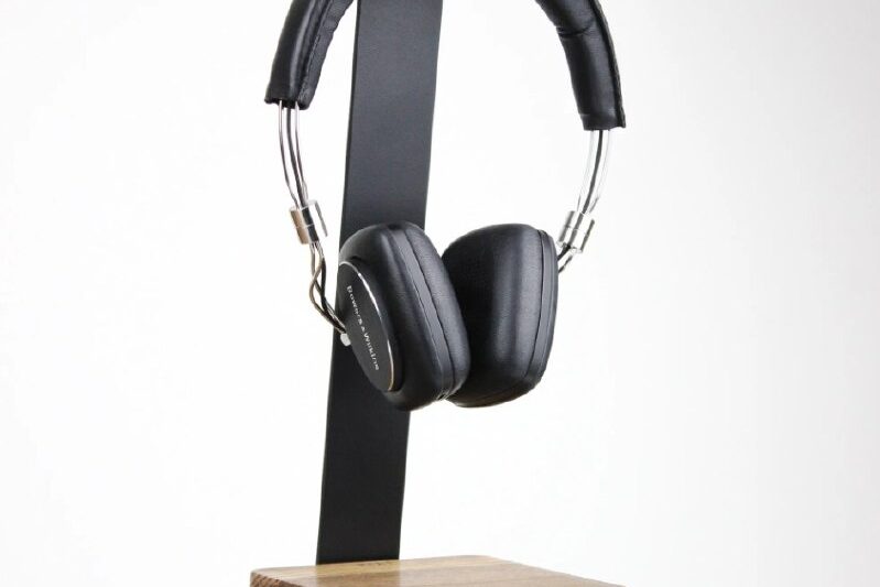 Лаконичная подставка для полноразмерных наушников. Изготовлена из натурального д…