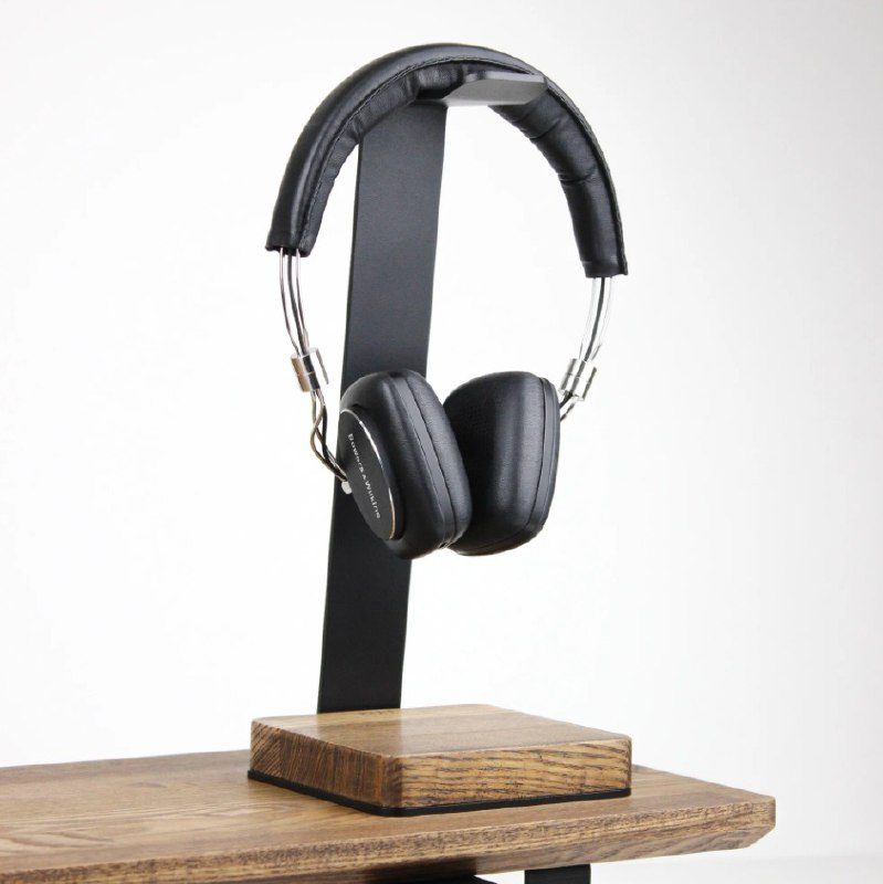 Лаконичная подставка для полноразмерных наушников. Изготовлена из натурального д...