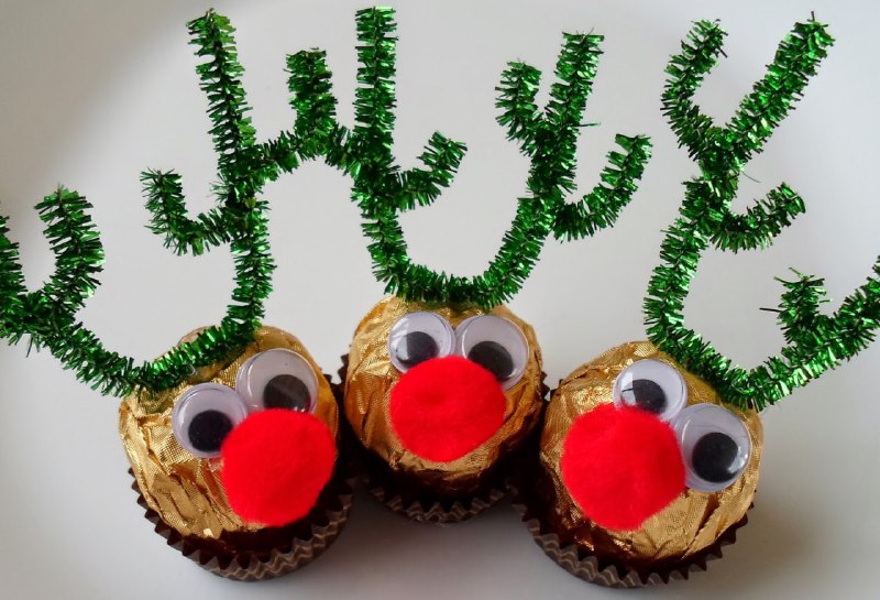 Олени из конфет...