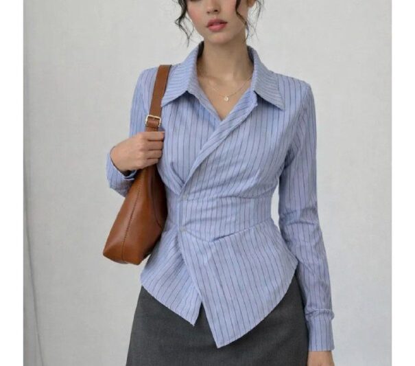 приталенная с завязками  Женская приталенная рубашка в голубую полоску, с регул…