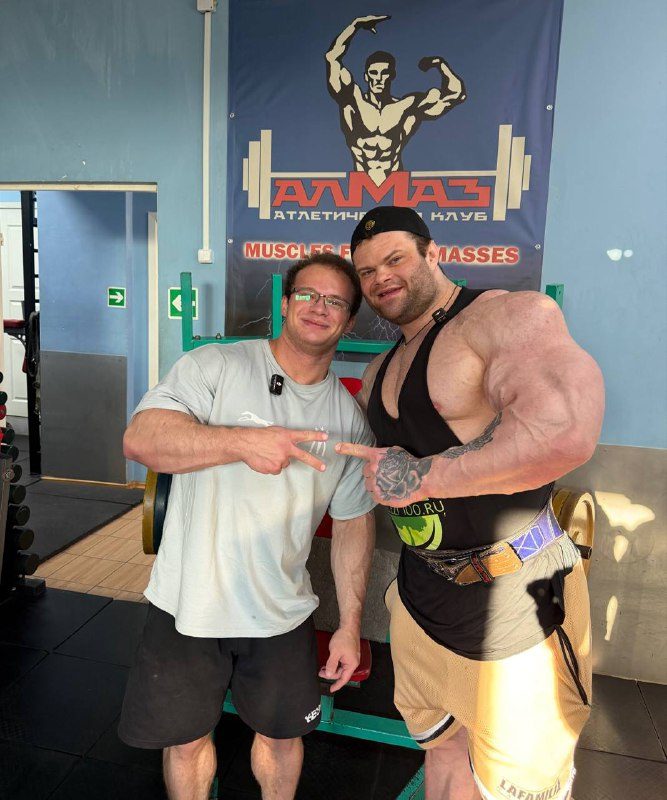 счастливый приехали в Питер к Сергею в легендарный зал и уже засняли видео...