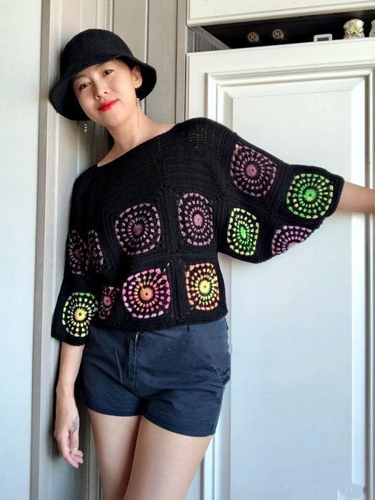 Стильный джемпер реган низ которого выполнен из мотивов....