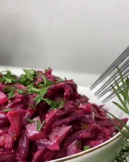 Свекольный салатИнгредиенты:• свекла — 2 шт• лук — 1 шт• сахар • солёные огурцы …