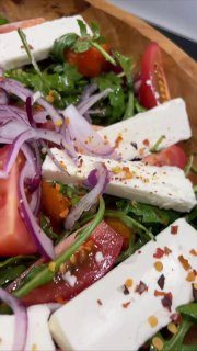 Свежий и ароматный салат с запечённым перцем и сыром Фета, который я смело ем на…