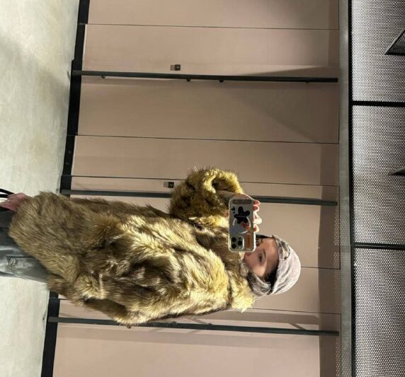 Увлекательный диалог в моей голове во время примерки этой шубы: — Выглядит как в…