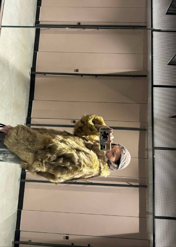 Увлекательный диалог в моей голове во время примерки этой шубы: — Выглядит как в...