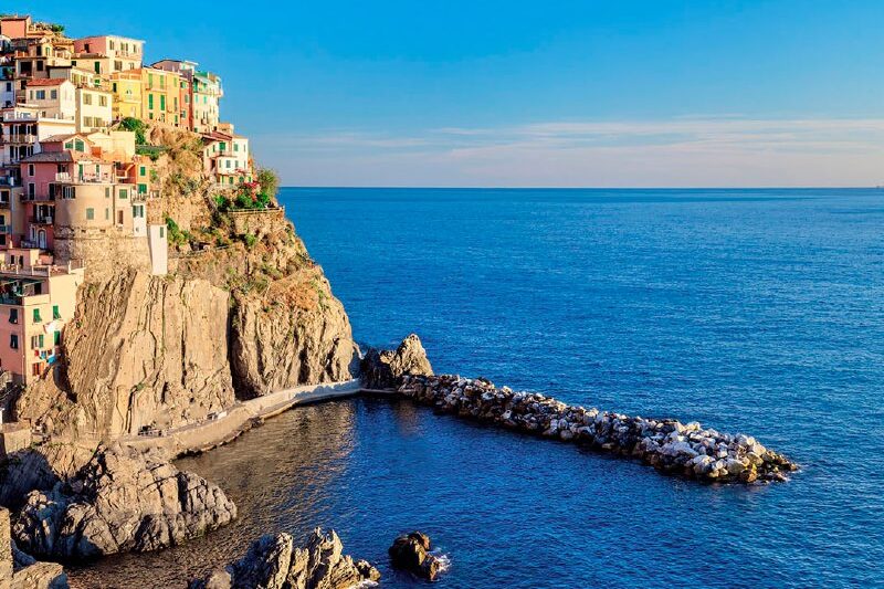 В Италии есть классная тропа для прогулок, которая называется дорогой любви. Она…