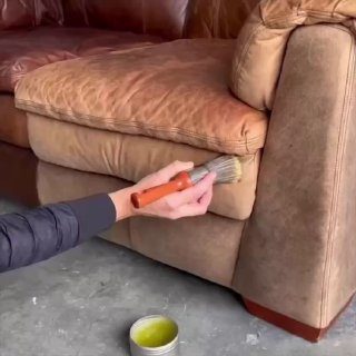 Видела, как соседи тащили с помойки ободранный шкаф… Думала — совсем обнищали!…