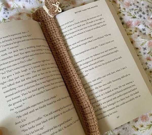 Вязание закладок Что нужно:пряжакрючок или спицыножницыигла для сшивания кончико…