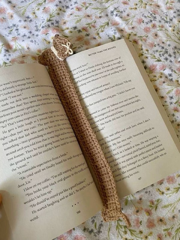 Вязание закладок Что нужно:пряжакрючок или спицыножницыигла для сшивания кончико...