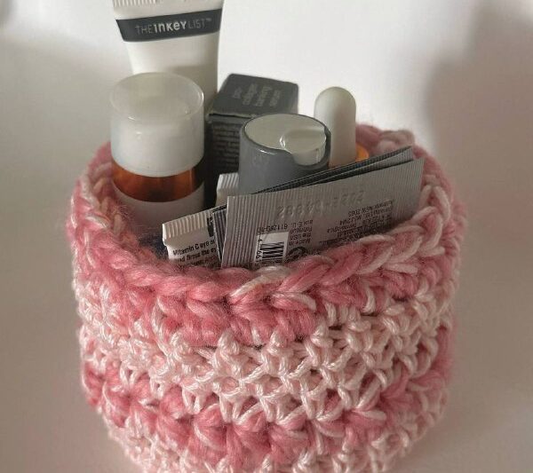 Вязаные косметички-органайзеры Что нужно:пряжа средней плотностикрючок или спицы…