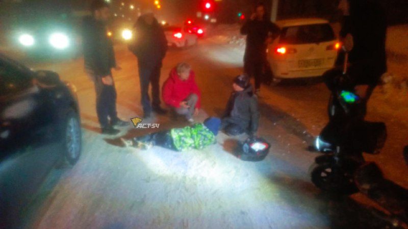 Водитель автомобиля сбил 10-летнего мальчика на улице ТюменскойРебёнок лежит на…