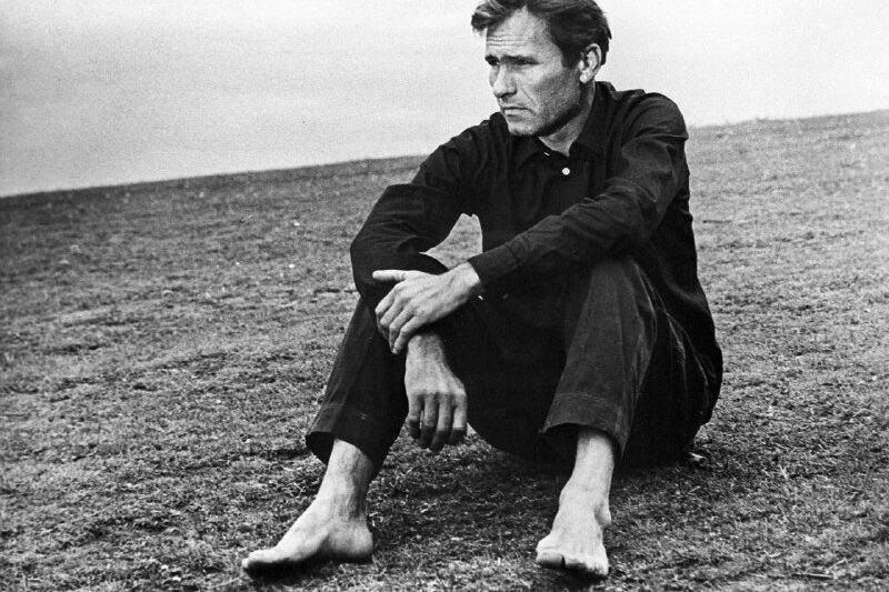 Вот так живёшь – сорок пять лет уже, – всё думаешь: ничего, когда-нибудь буду жи…