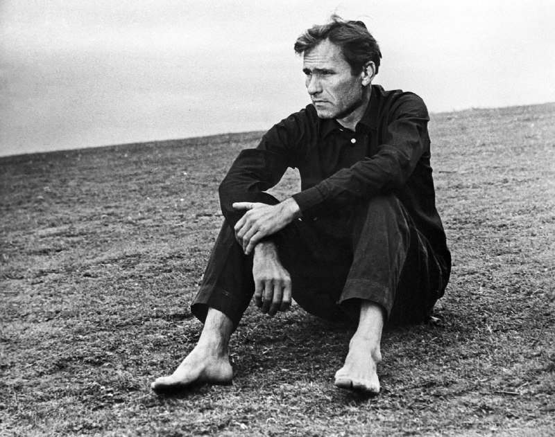 Вот так живёшь – сорок пять лет уже, – всё думаешь: ничего, когда-нибудь буду жи...