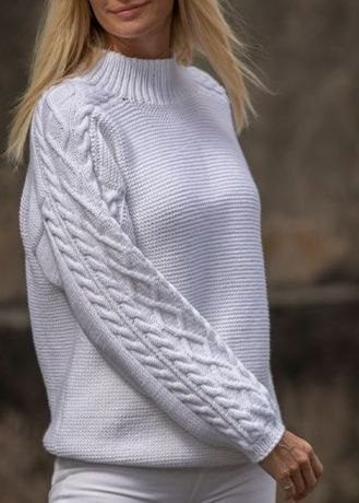 Белый пуловер связан платочной вязкой:четные и нечётные ряды только лицевые петл…