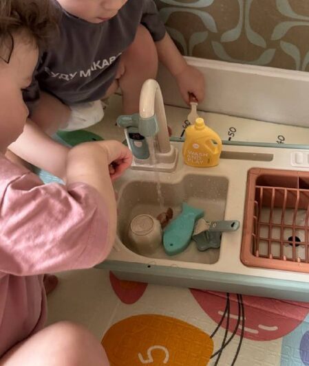 Девочка: заказывает клинеров.Женщина: рожает клинеров….