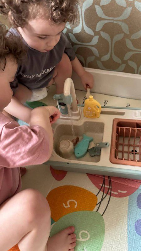 Девочка: заказывает клинеров.Женщина: рожает клинеров....