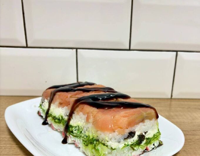 Приготовление суши-тортаЧто нужно: рис для суши 300 грисовый уксус 2–3 ст. л.сах…