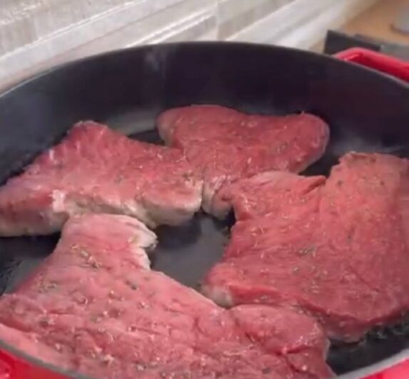 Привет, сегодня я предлагаю вам восхитительное мясо с соусом!ингредиенты:5 филе …