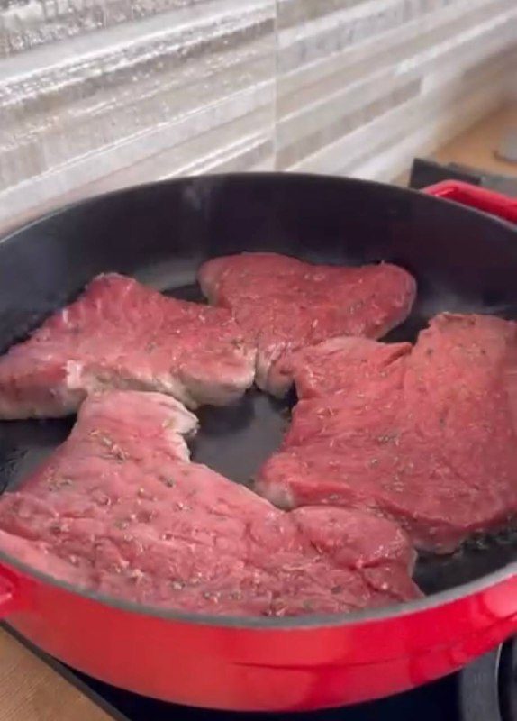 Привет, сегодня я предлагаю вам восхитительное мясо с соусом!ингредиенты:5 филе ...